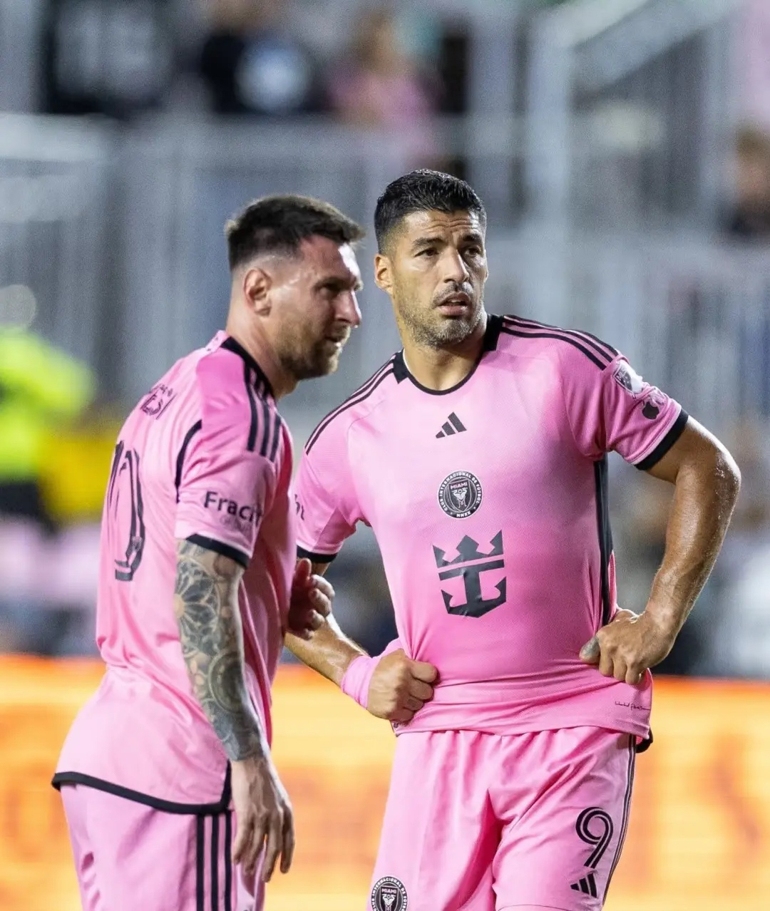 包含荷甲集结日再迎强敌，拜仁慕尼黑调整名单，主帅态度——媒体盛赞，身体对抗强度拉满的词条